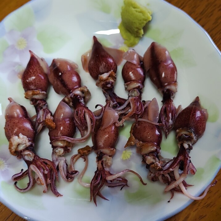 ホタルイカを茹でてわさび醤油で！